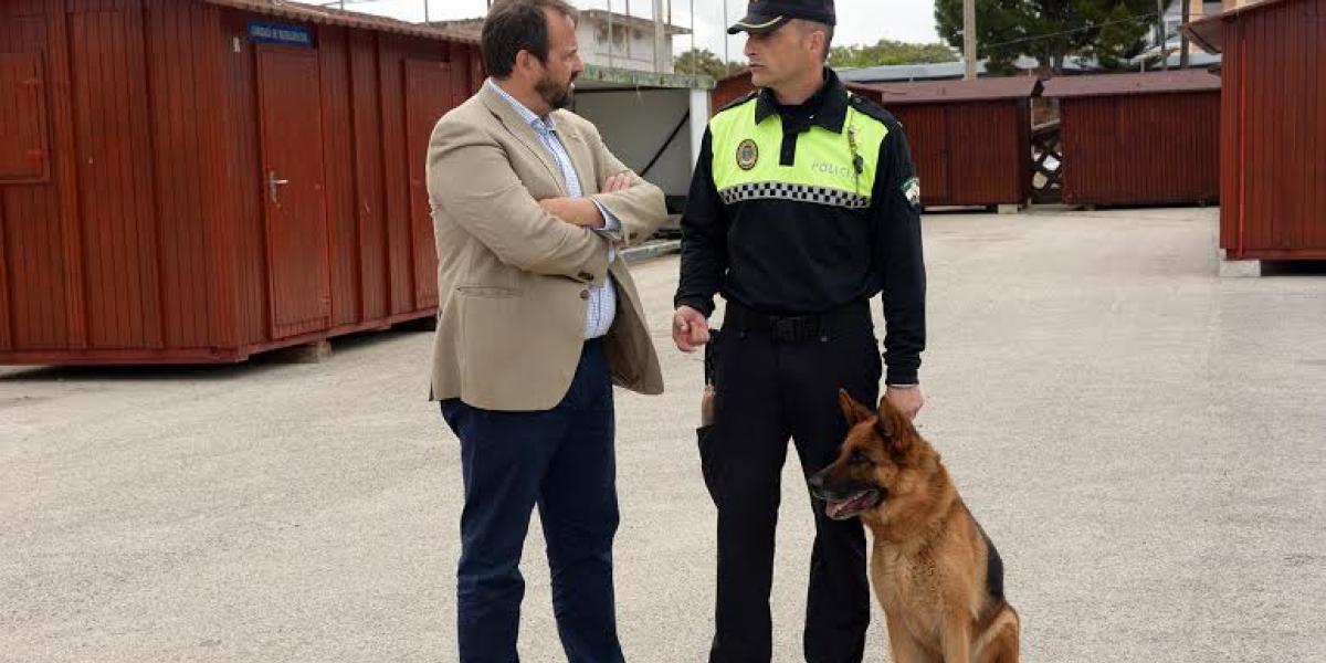 Carlos Coronado junto a un agente de la Policía Local.