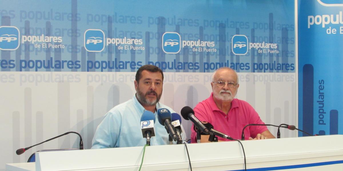 A la izquierda, el presidente del PP local, Alfonso Candón.