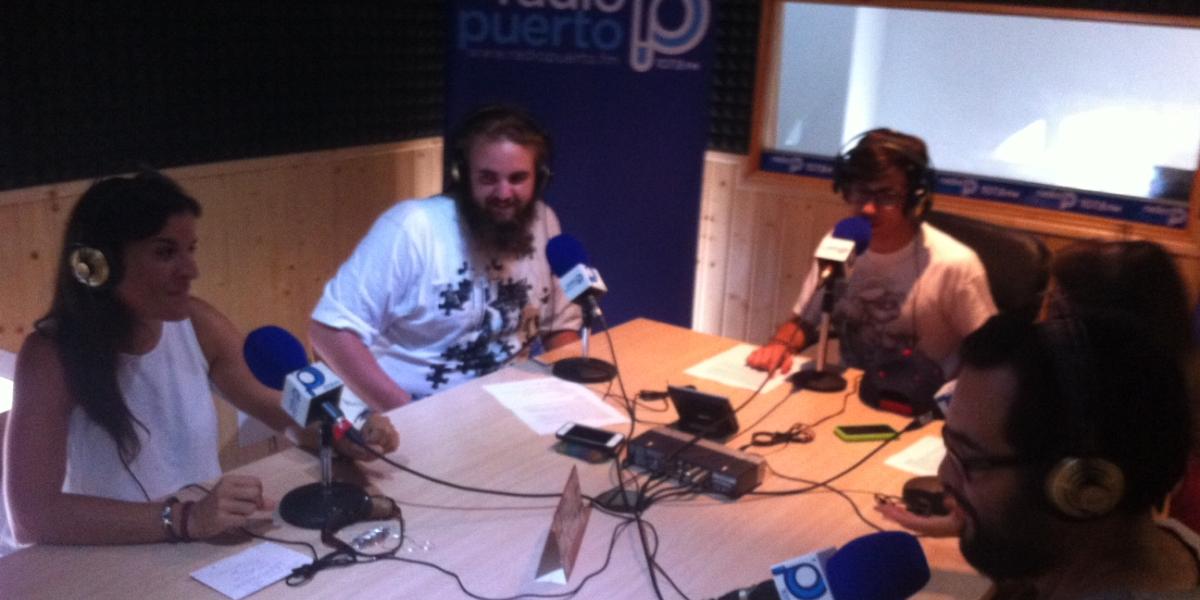 Rocío Luque con los jóvenes de la Sala de la Juventud.