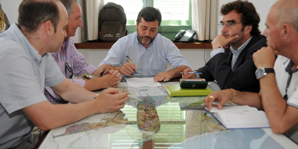 Reunión de los representantes de la Hermandad con el alcalde y el concejal de fiestas.