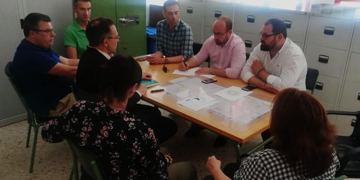 Una imagen de la reunión mantenida entre el PP y el CEIP Marqués de Santa Cruz.