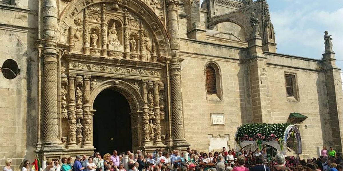 La carreta de la Hermandad del Rocío de El Puerto, frente a la Iglesia Mayor Prioral.