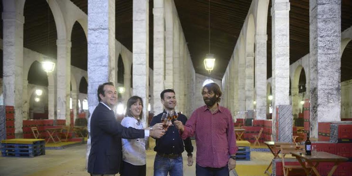 Brindis en la Bodega de Mora.