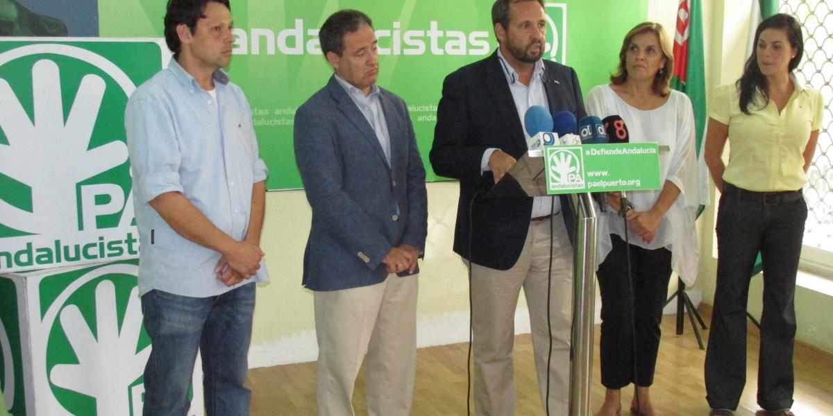 Carlos Coronado junto a los ediles y al secretario Local del PA.