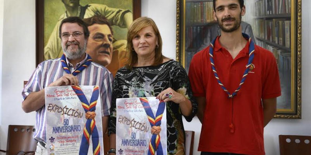María Antonia Martínez, junto a dos scouts.
