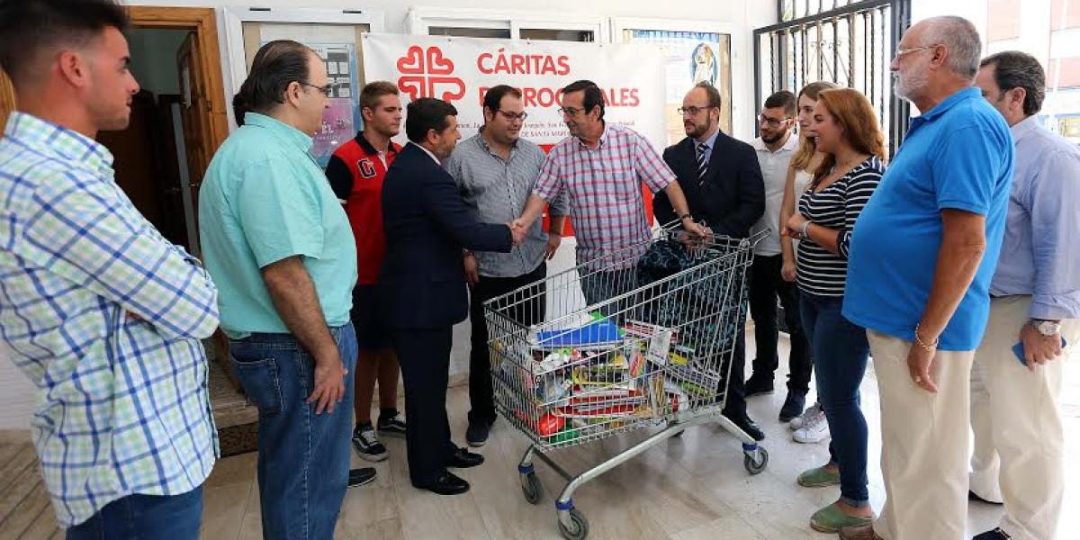 Entrega de material escolar a Cáritas.