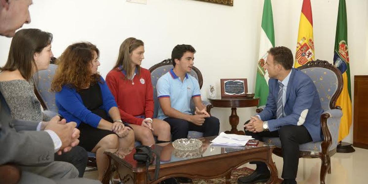 David de la Encina recibe a alumnos del Centro Inglés.