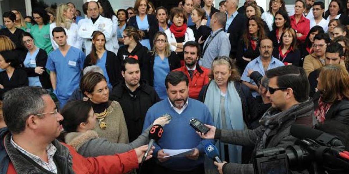 Candón y los concejales a las puertas del hospital.