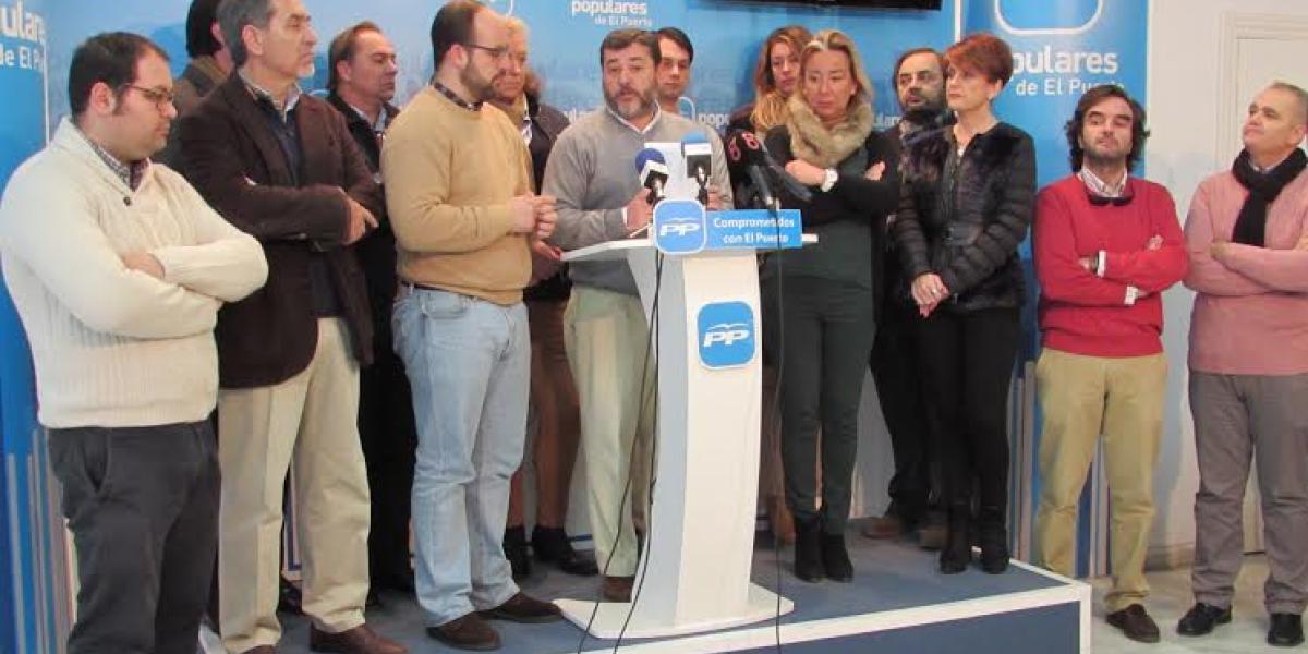 Alfonso Candón junto a los ediles y dirigentes locales del PP.