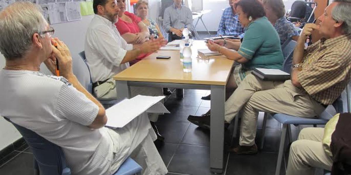 Alfonso Candón y Damián Bornes en una reunión vecinal.