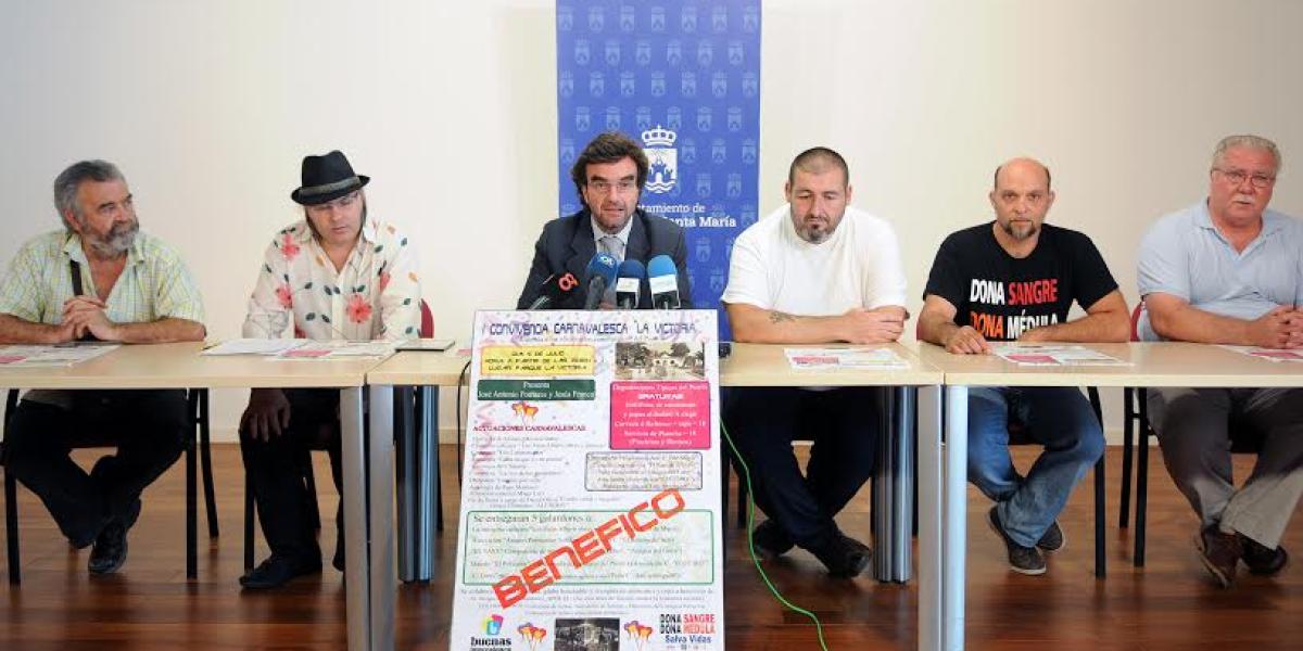 En el centro, Millán Alegre, durante la presentación de la I Convivencia Carnavalera.