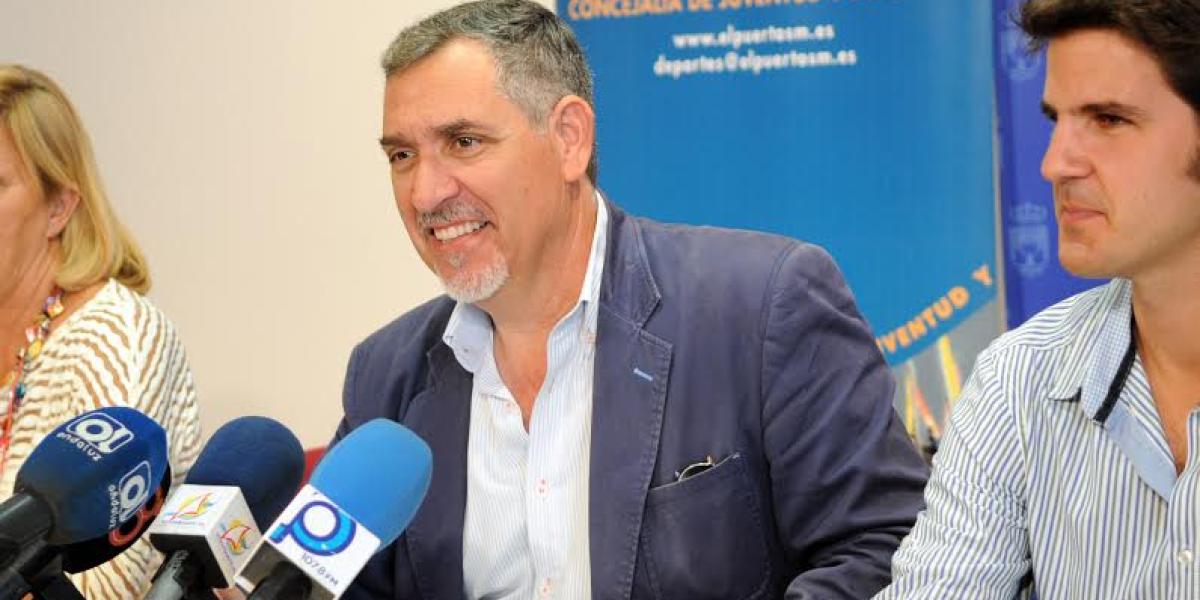 Presentación de las actividades deportivas del verano 2014 con Francisco Aguilar en medio.