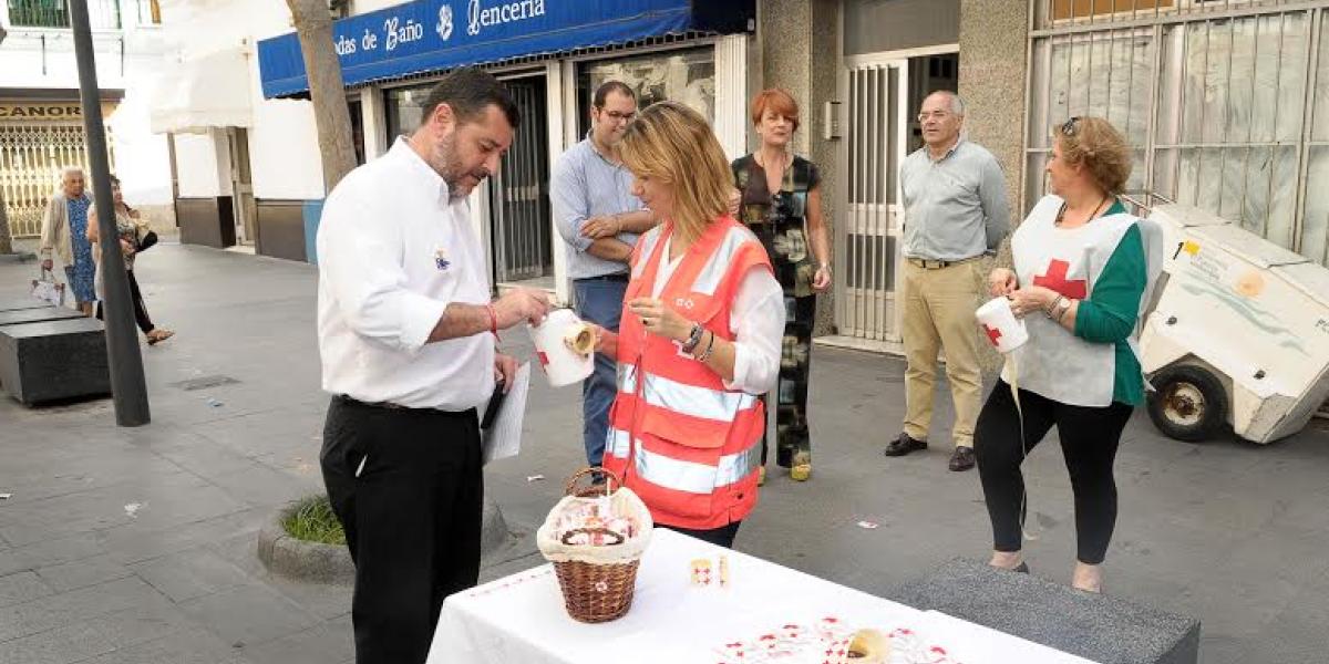 Alfonso Candón y Mariola Tocino durante el Día de la Banderita de la Cruz Roja.