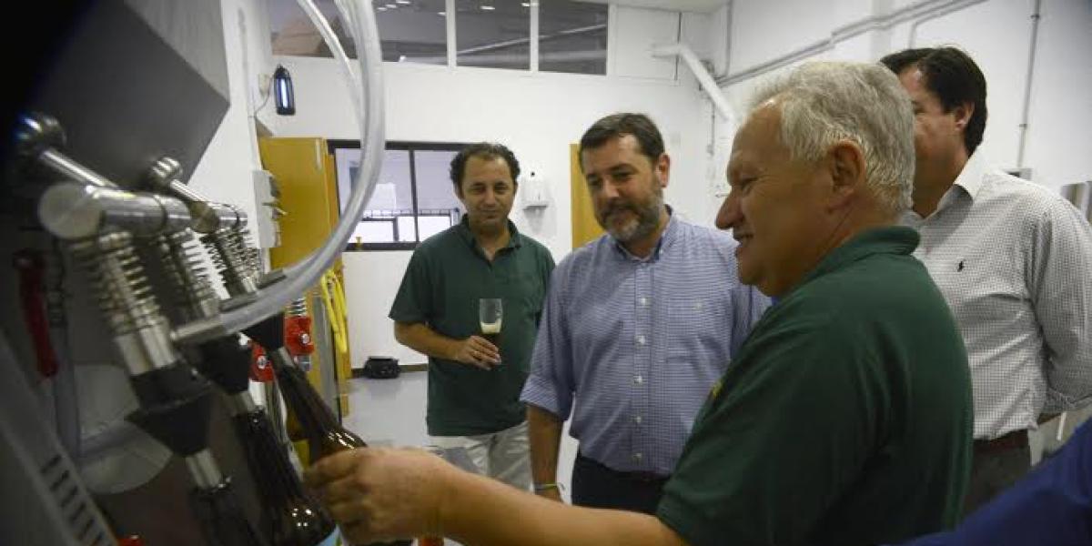 El alcalde visita la nave de Voalera.