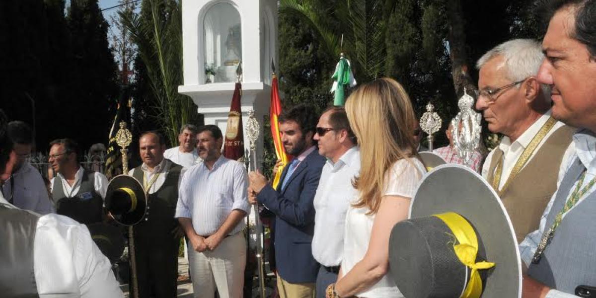Alfonso Candón y Leocadia Benavente, junto a la Hermandad del rocío.