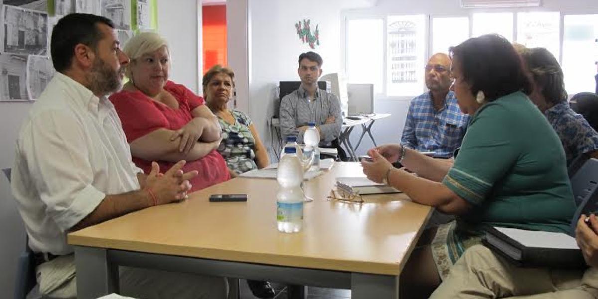Alfonso Candón y Damián Bornes con vecinos del Barrio Alto.