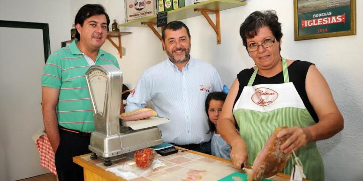 Ganaza, Candón y la propietaria del comercio.
