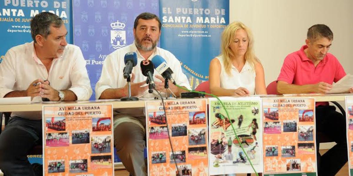Francisco Aguilar y Alfonso Candón junto con los organizadores de la Milla Urbana.