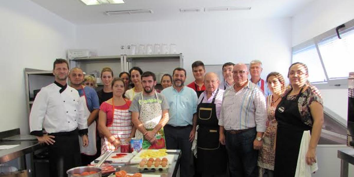 Alumnos del Curso de cocina con el alcalde.