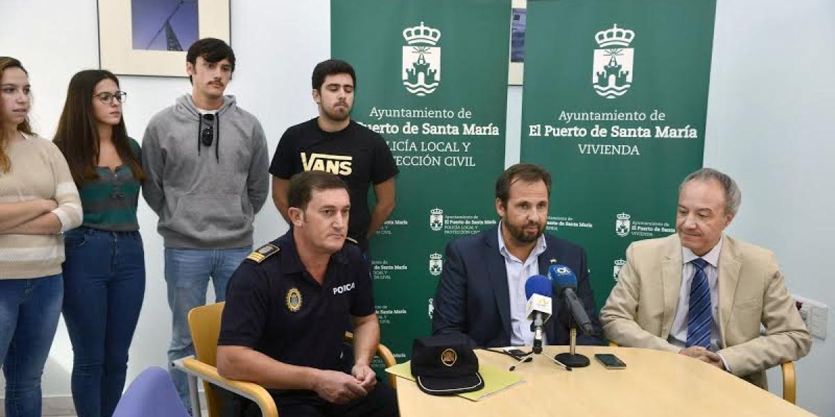 Carlos Coronado junto a los alumnos de Criminología.