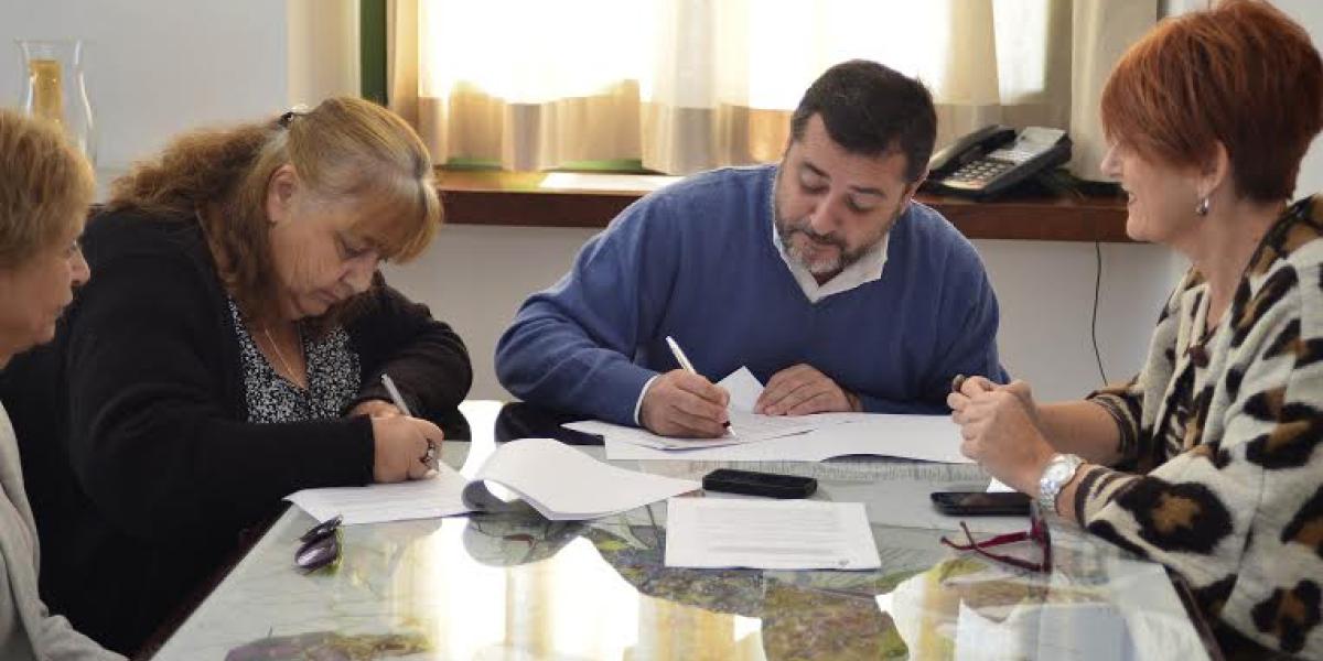 Alfonso Candón firma el convenio con Anydes ante su presidenta y la edil de Bienestar Social.