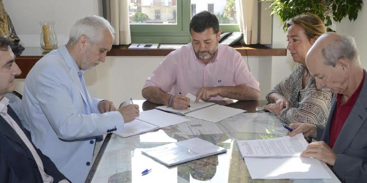 Firma del convenio con ADIF.