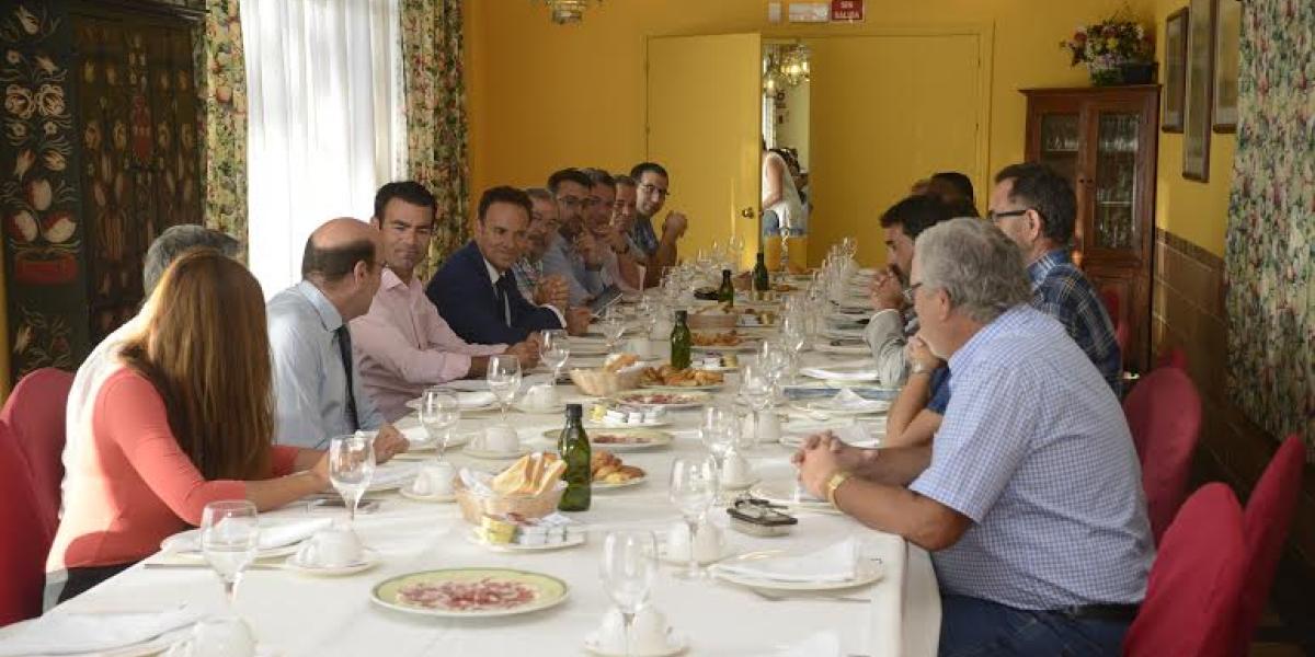 Reunión de Quintana y De la Encina con los hoteleros.