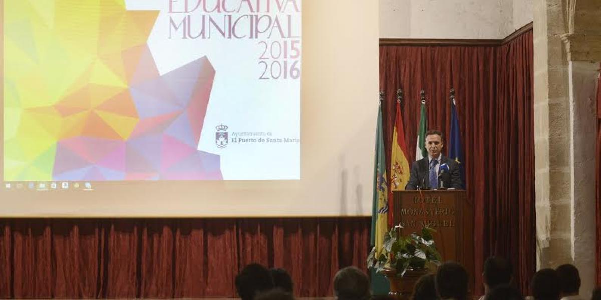 El alcalde durante la presentación de la OEM 2015-2016.