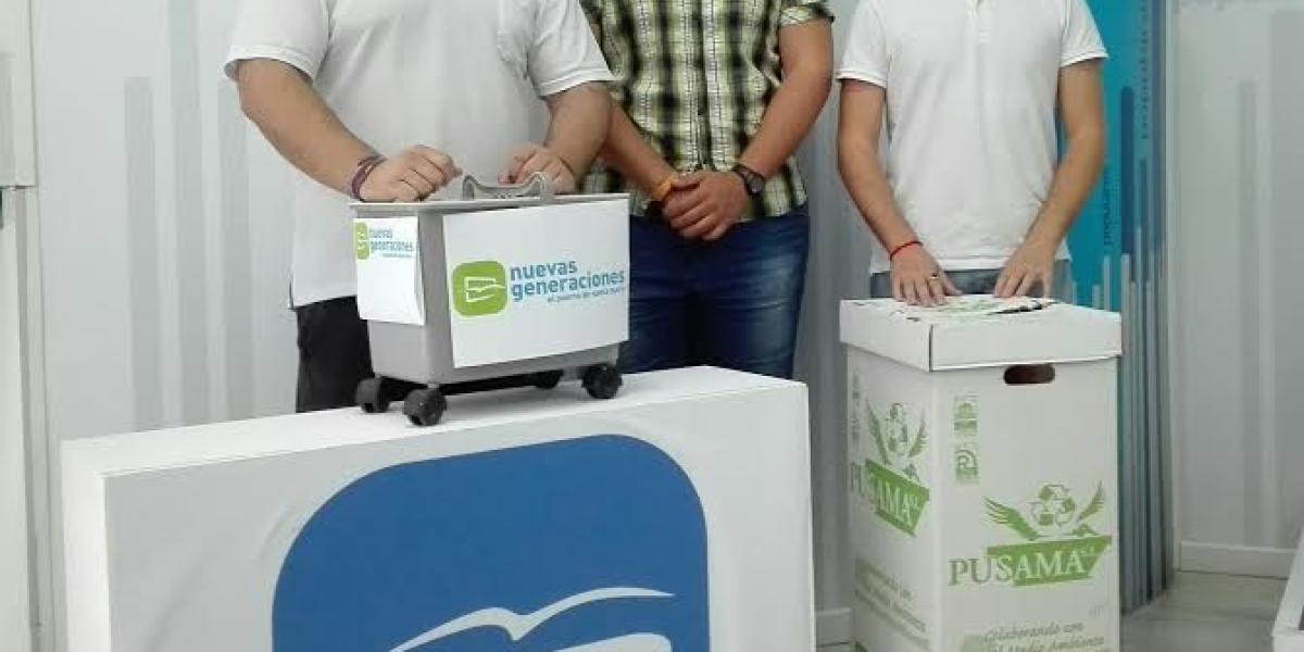 Javier Bello y otros compañeros de NNGG.