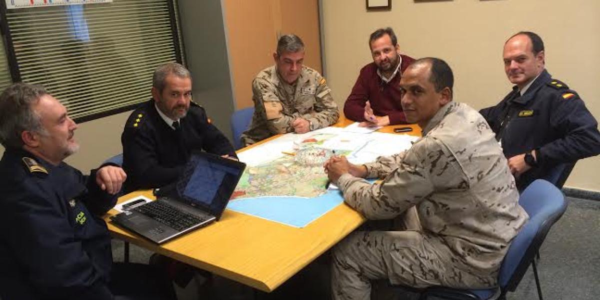 Militares con Carlos Coronado.