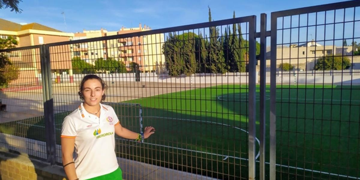 Paula Ruiz junto al CEIP Pinar Hondo.
