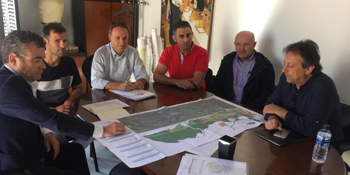 Una imagen del concejal de Urbanismo reunido con los técnicos del Área.