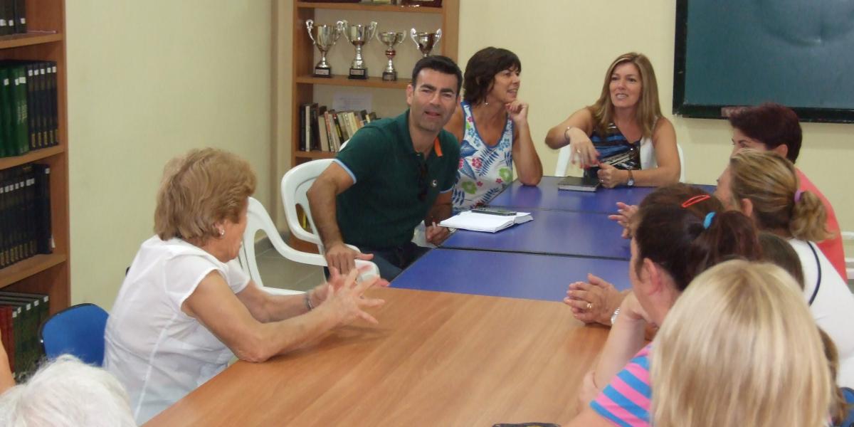 Reunión en la Barriada de Los Milagros.
