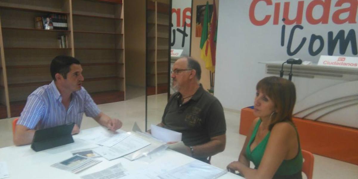Ciudadanos se reúne con los afectados de las viviendas Castro Merello.