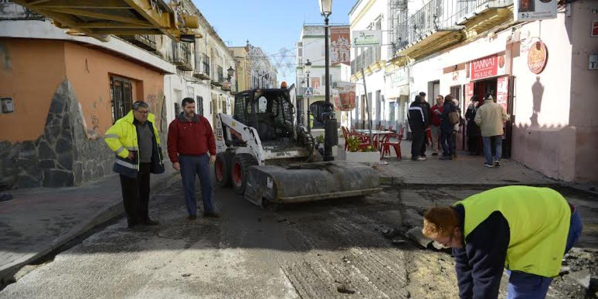Alfonso Candón supervisa unas obras en la Ribera del Río
